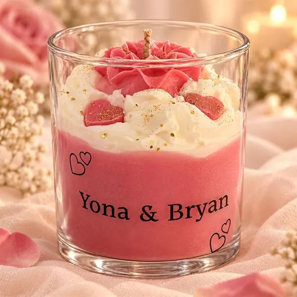Bougie personnalisée rose à la chantilly de cire, ornée de cœurs et de prénoms